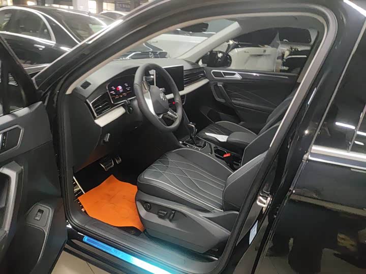 Фото 2 - Volkswagen Tiguan L Pro