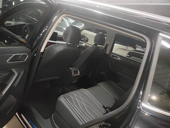 Фото 3 - Volkswagen Tiguan L Pro