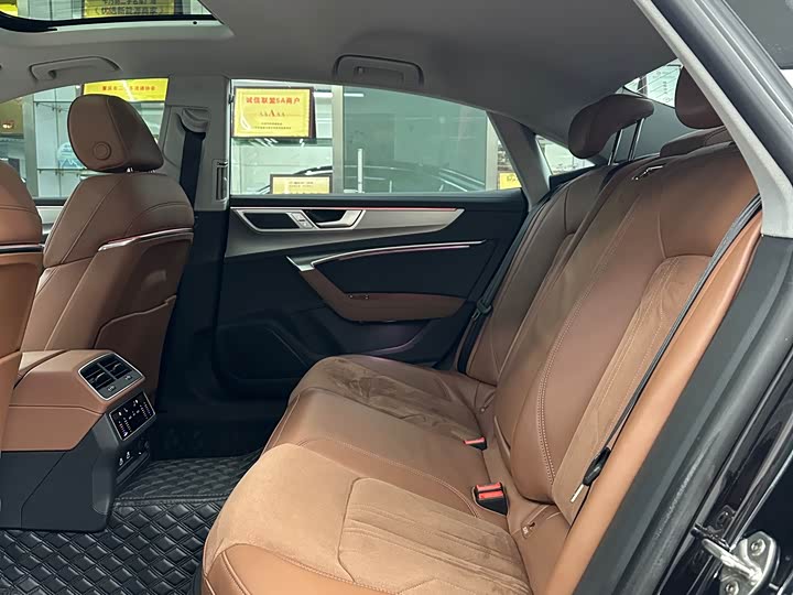 Фото 9 - Audi A7L