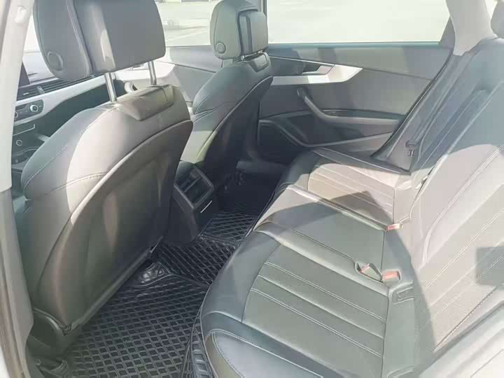 Фото 5 - Audi A4L