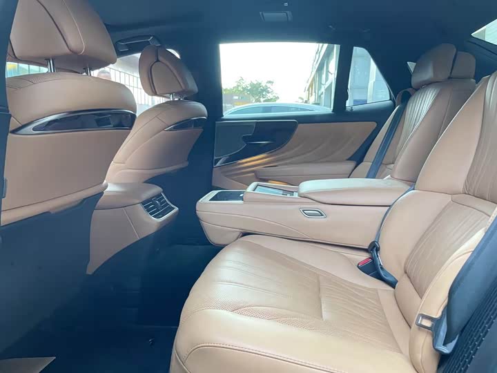 Фото 6 - Lexus LS