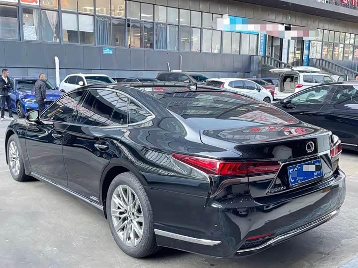 Фото 7 - Lexus LS