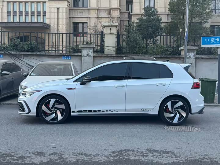 Фото 2 - Volkswagen Golf GTI