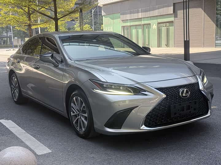 Фото 1 - Lexus ES