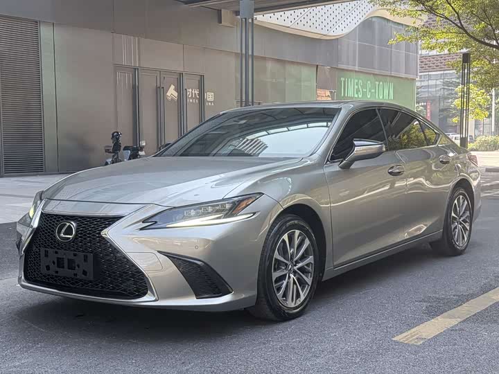 Фото 3 - Lexus ES