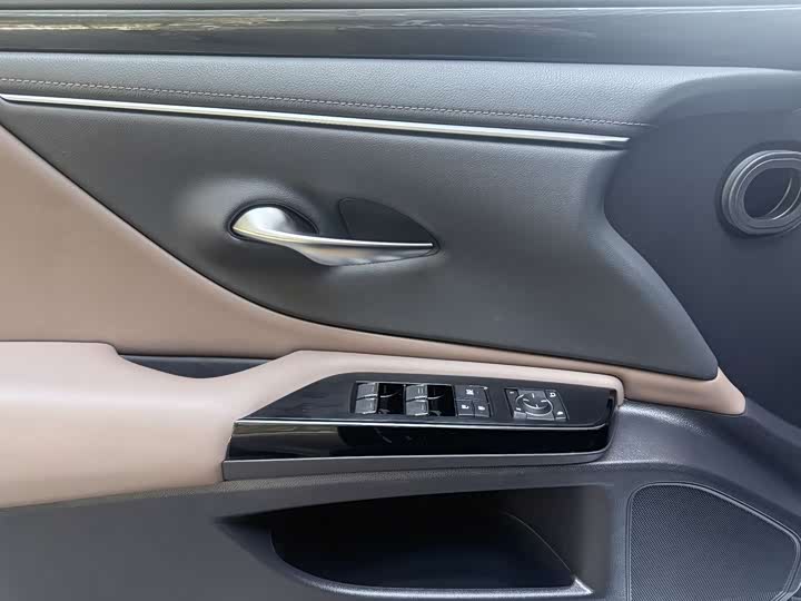 Фото 6 - Lexus ES