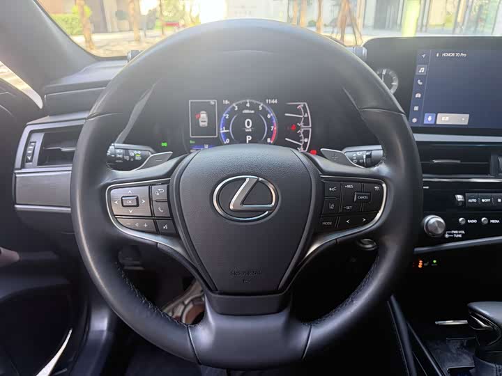 Фото 7 - Lexus ES