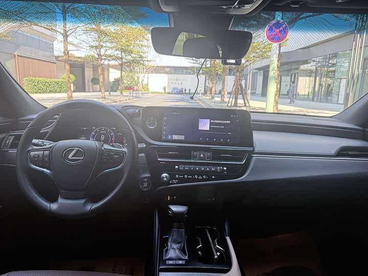 Фото 8 - Lexus ES