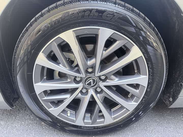 Фото 9 - Lexus ES