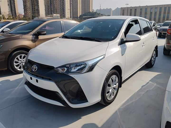 Фото 2 - Toyota Yaris L Hatchback
