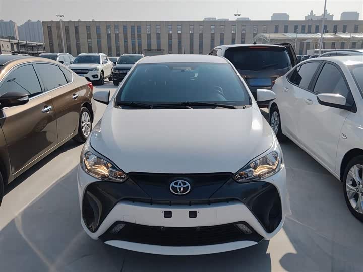 Фото 3 - Toyota Yaris L Hatchback