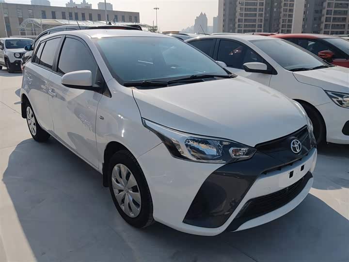 Фото 4 - Toyota Yaris L Hatchback