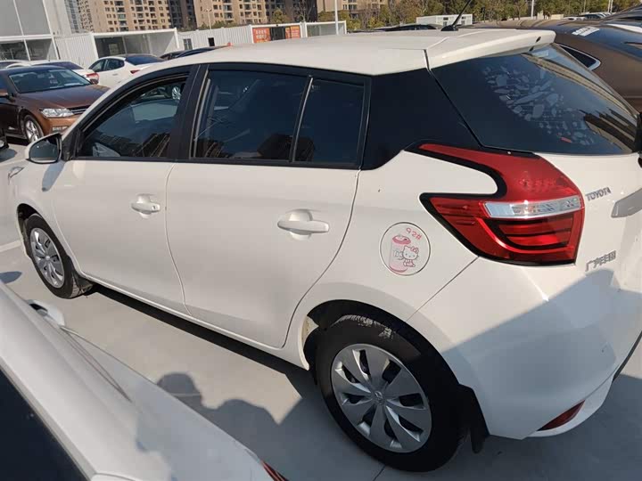 Фото 5 - Toyota Yaris L Hatchback