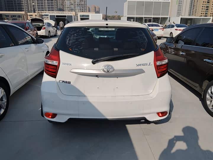 Фото 6 - Toyota Yaris L Hatchback