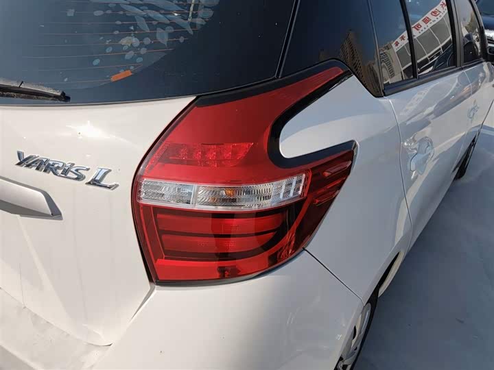 Фото 8 - Toyota Yaris L Hatchback