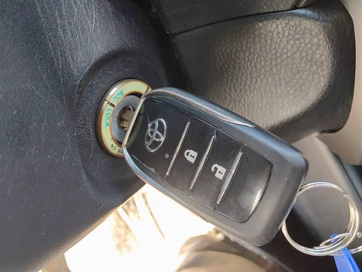 Фото 9 - Toyota Yaris L Hatchback