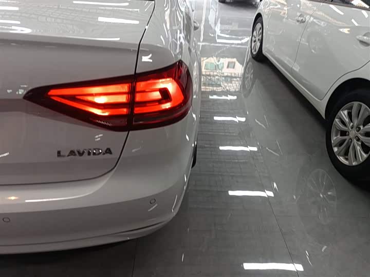 Фото 8 - Volkswagen Lavida