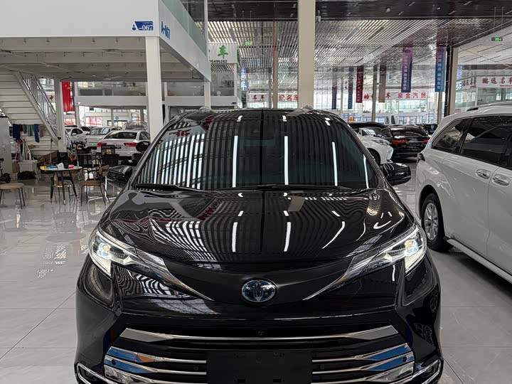 Фото 1 - Toyota Sienna