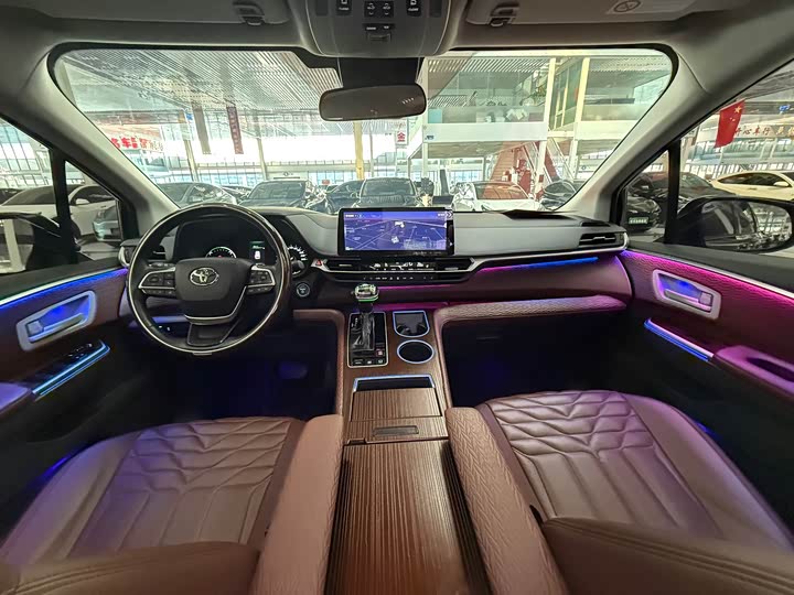 Фото 7 - Toyota Sienna