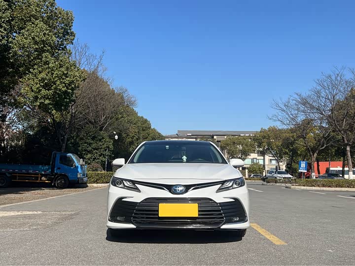 Фото 2 - Toyota Camry