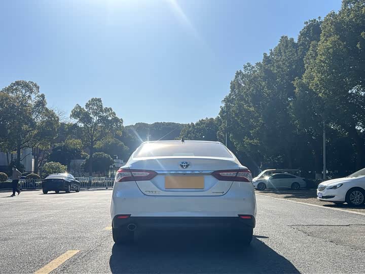 Фото 8 - Toyota Camry