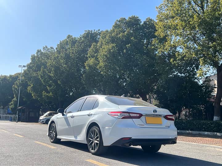 Фото 9 - Toyota Camry