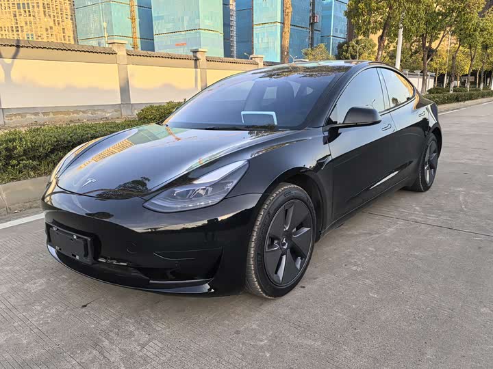 Фото 1 - Tesla Model 3