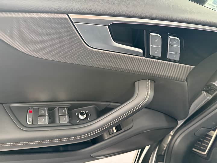 Фото 9 - Audi A4L