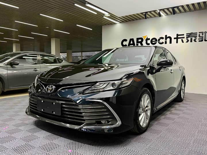 Фото 2 - Toyota Camry