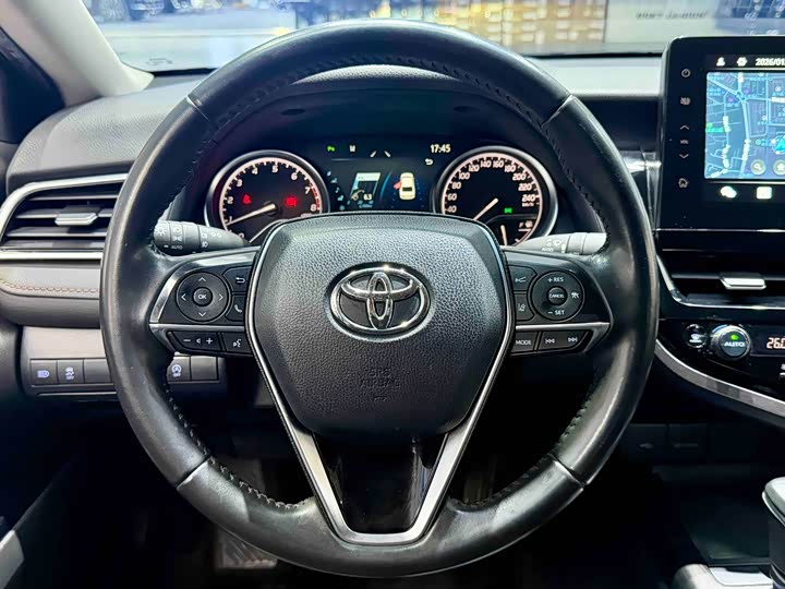 Фото 8 - Toyota Camry