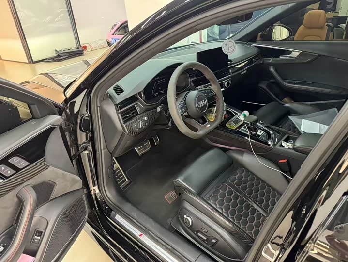 Фото 2 - Audi RS 4