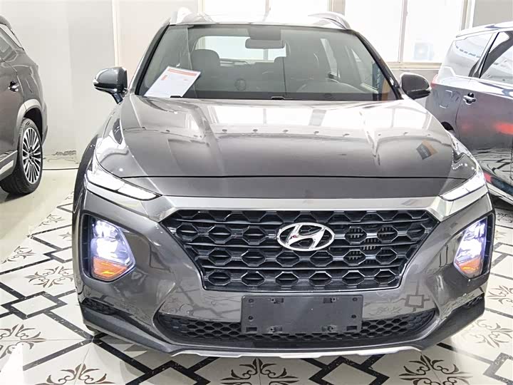 Фото 3 - Hyundai Santa Fe