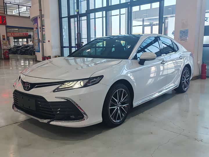 Фото 1 - Toyota Camry