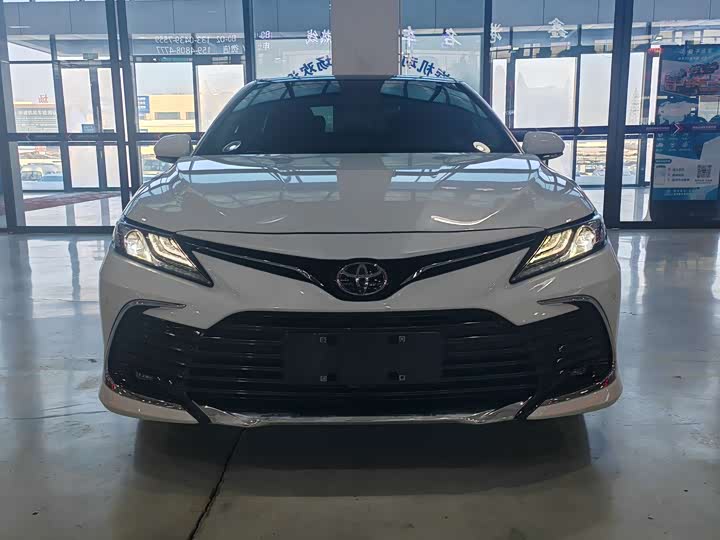 Фото 2 - Toyota Camry