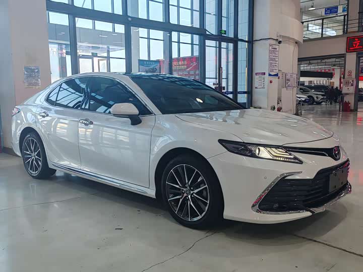 Фото 3 - Toyota Camry