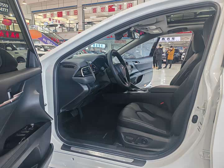 Фото 4 - Toyota Camry