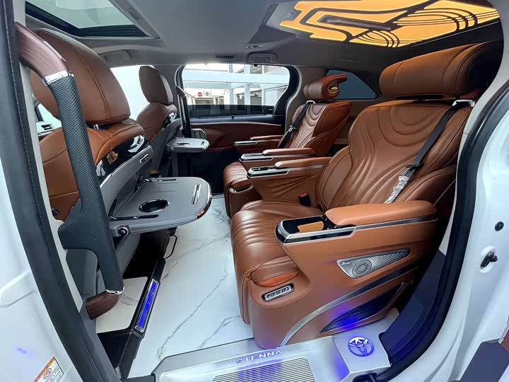 Фото 7 - Toyota Sienna