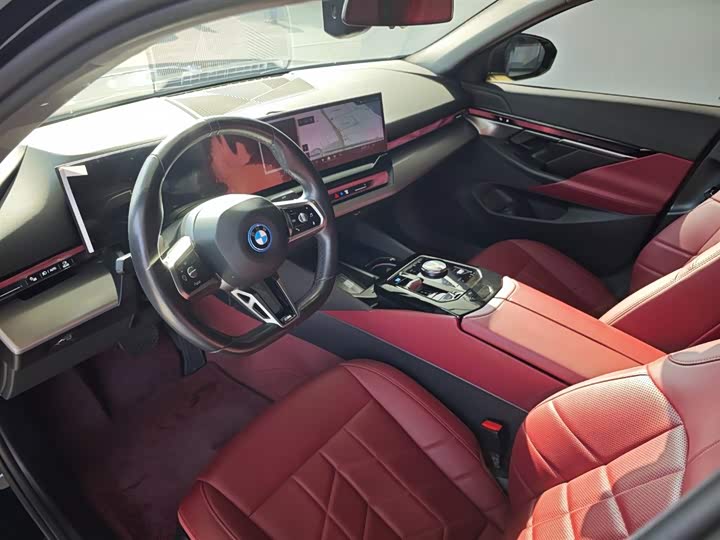 Фото 8 - BMW i5