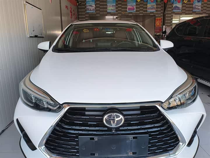 Фото 3 - Toyota Yaris L Hatchback