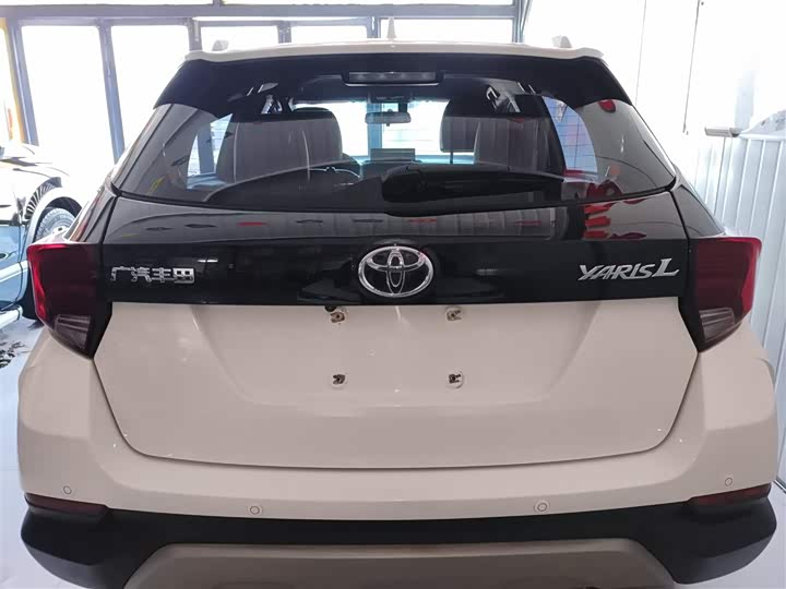 Фото 6 - Toyota Yaris L Hatchback