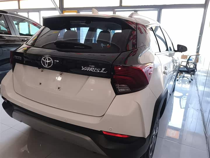 Фото 7 - Toyota Yaris L Hatchback