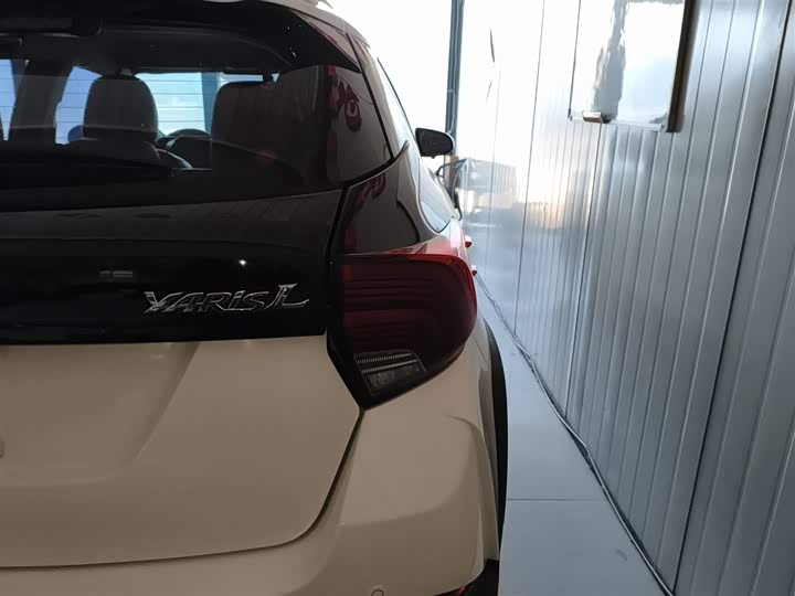 Фото 8 - Toyota Yaris L Hatchback