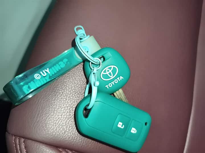 Фото 9 - Toyota Yaris L Hatchback