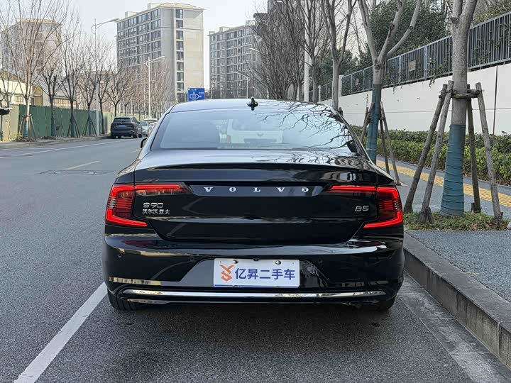Фото 2 - Volvo S90