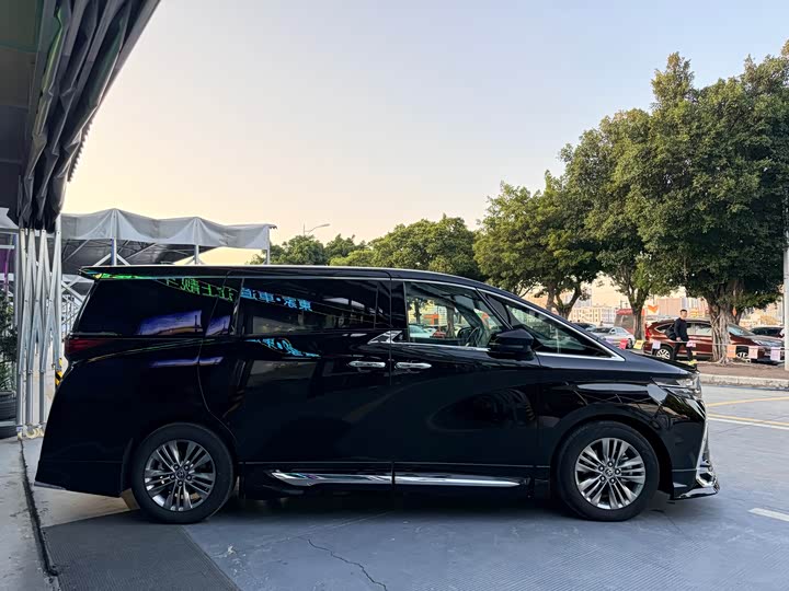 Фото 4 - Toyota Alphard