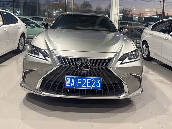 Фото 2 - Lexus ES