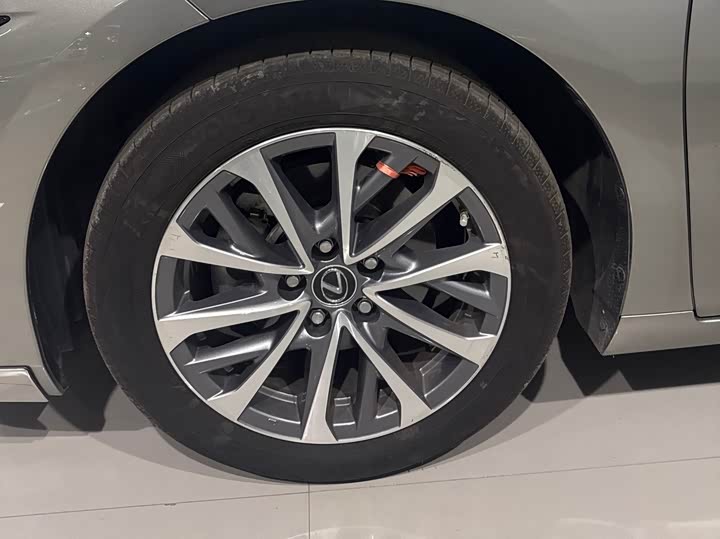 Фото 4 - Lexus ES