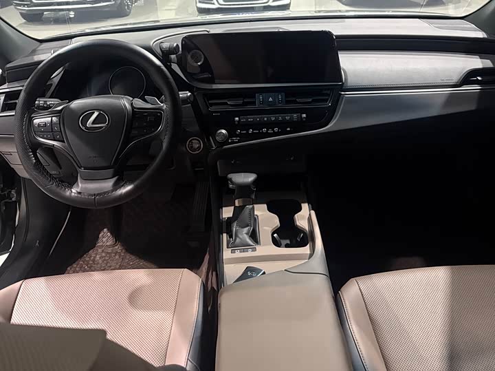 Фото 8 - Lexus ES