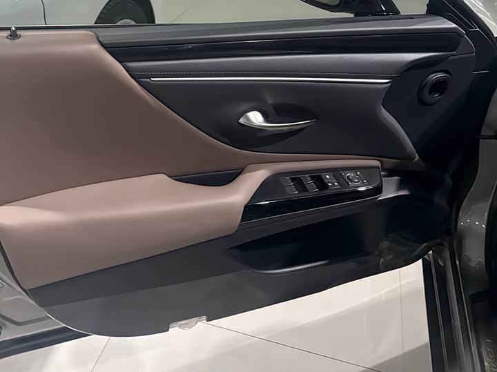 Фото 9 - Lexus ES