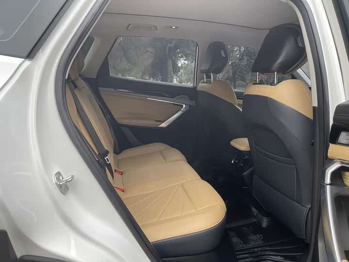 Фото 8 - Geely Atlas L